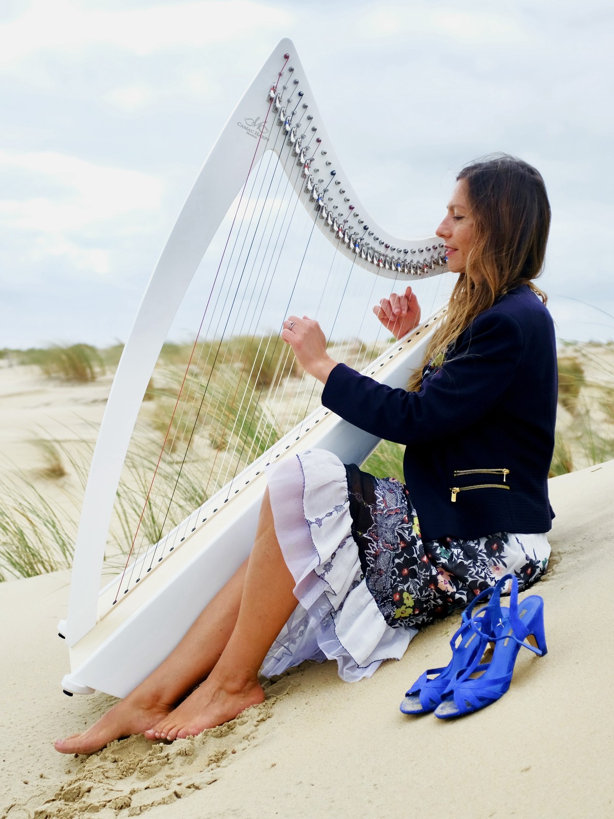 Anaïs jouant de la harpe sur les dunes